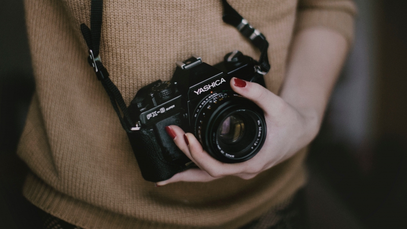 photographe-LES SALLES SUR VERDON-min_woman-camera-photography-photographer-slr-dslr-319-pxhere.com